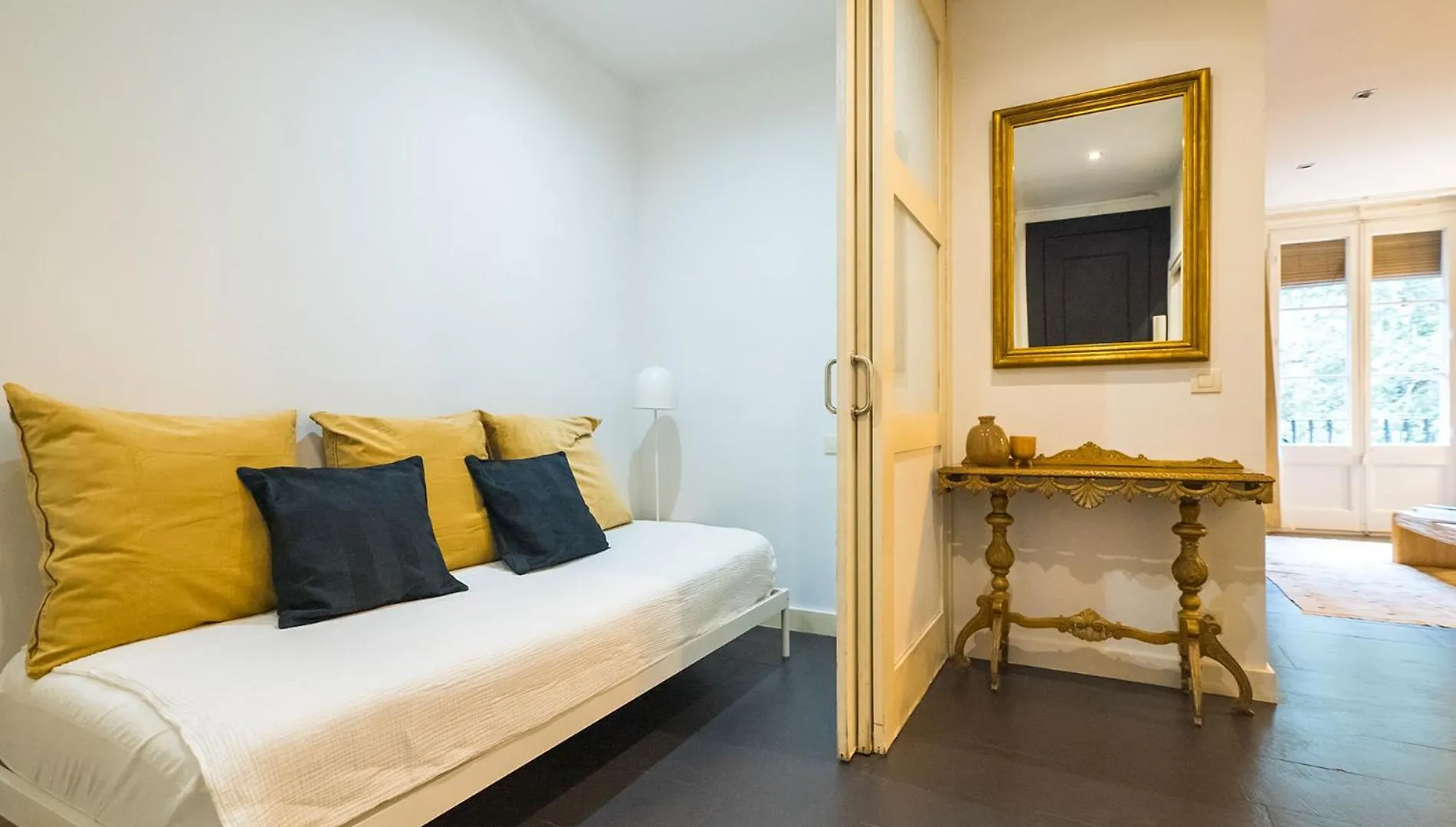 Dana - Enjoy Apartments Rocafort Barselona