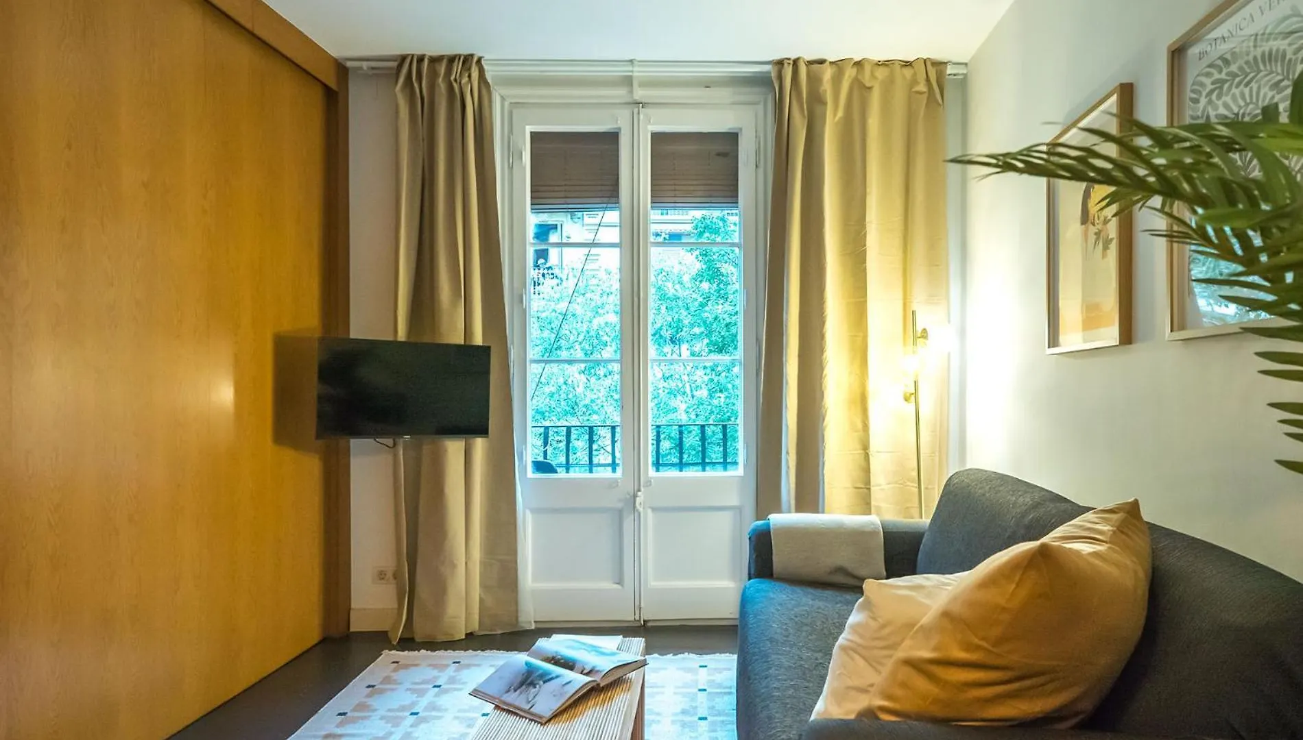 Dana - Enjoy Apartments Rocafort Barselona İspanya