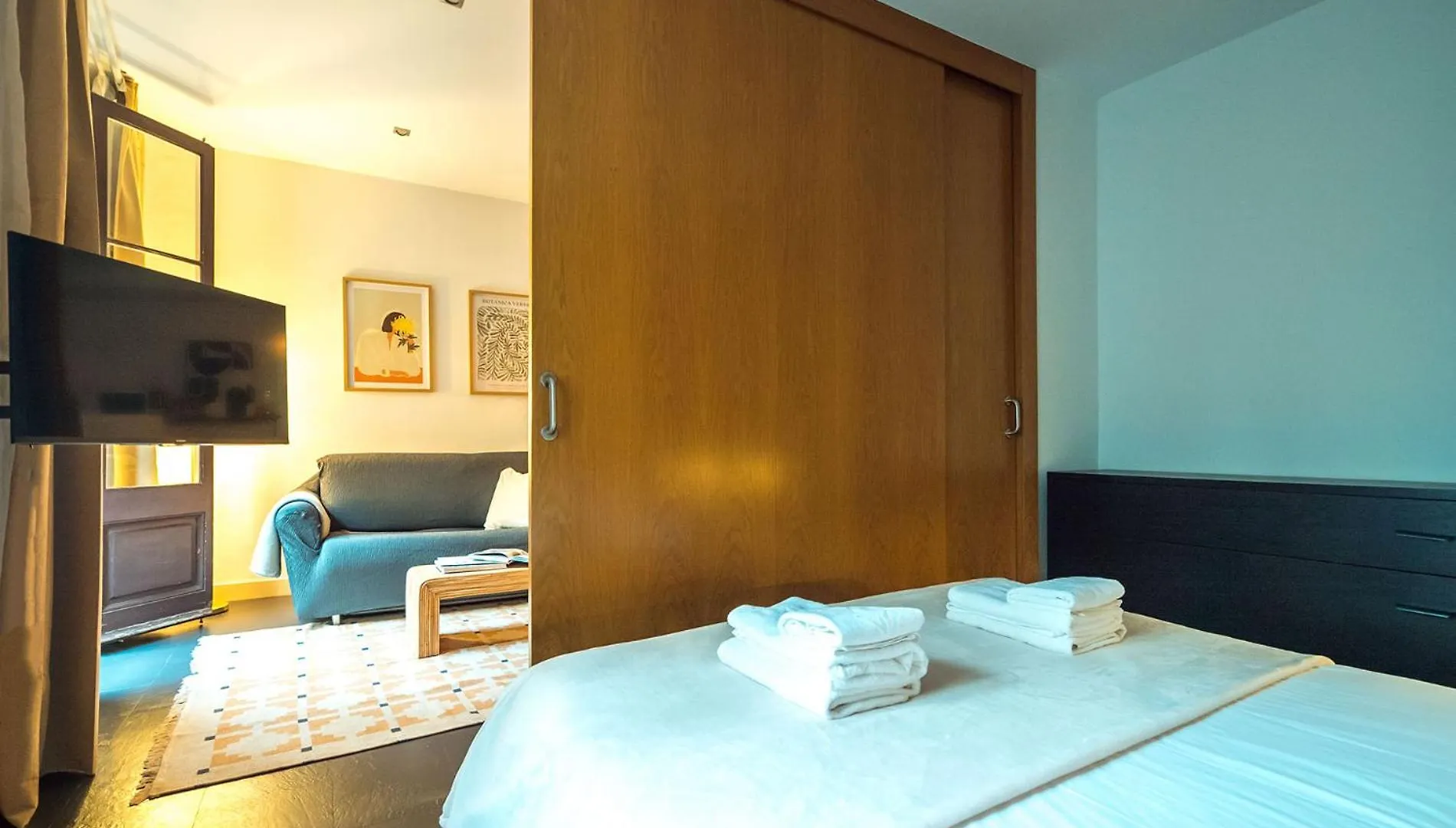 Dana - Enjoy Apartments Rocafort Barselona İspanya
