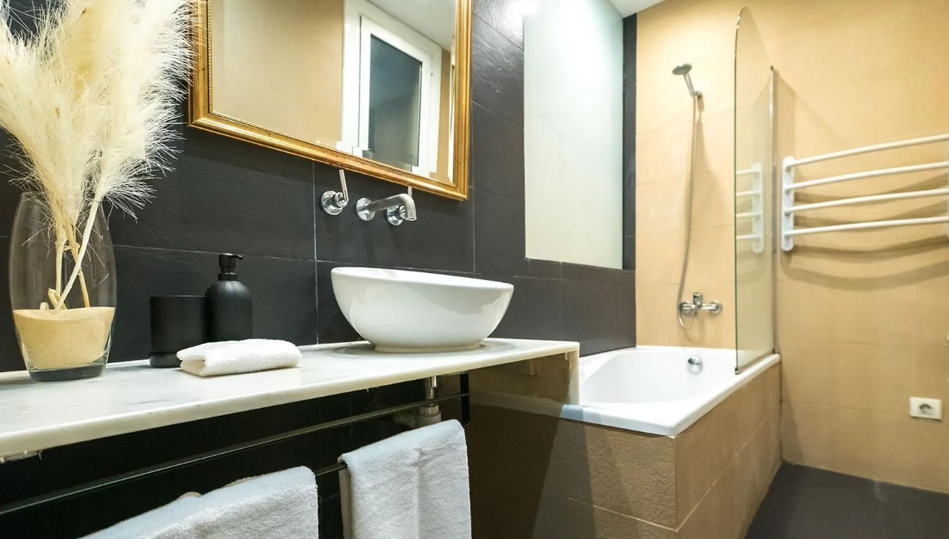 Dana - Enjoy Apartments Rocafort Barselona İspanya